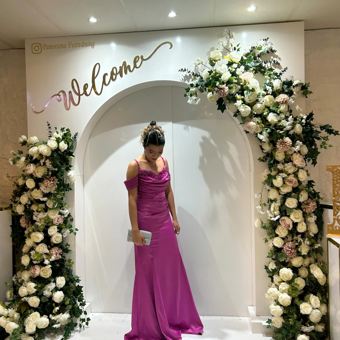 Lång klänning med pärldetaljer