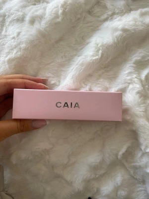 CAIA Liquid Blush Berry Kiss - Liquid blush från CAIA i nyansen Berry Kiss. Jag säljer den då jag inte använder kräm eller liquid blushes. Konsistensen är krämig och lätt att blanda ut för ett naturligt glow. Perfekt för dig som vill ha en mjuk, rosig look. Nypris är 295kr!!!