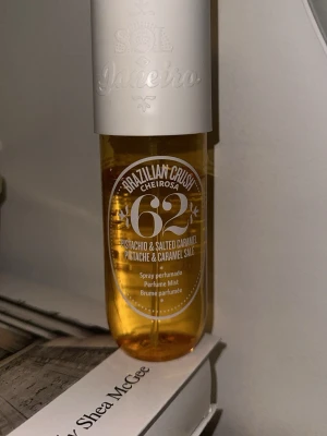Sol de janerio 62  - Perfume mist med pistage och salt karamell. Fräsch och ungdomlig doft i en smidig sprayflaska. Perfekt för dig som vill ha en söt och unik touch till din stil. Står att den är 240ml men är använd så skulle säga på ett ungefär 200ml kvar i flaskan. 