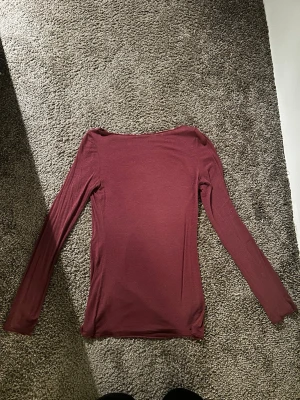 Intimissmi tröja  - Vinröd intimissmi tröja! I strl s men har ett litet hål i ena armhålan, men inget man märker av 