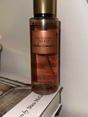 Amber Romance Victoria secret  - Amber Romance från Victoria's Secret är en populär body mist på 250 ml. Perfekt för dig som tycker om doften av vanilj, Aloe vera och lugnande kamomill.