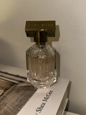  Hugo Boss parfym 30ml  - parfym från Hugo Boss i exklusiv flaska med gulddetaljer. Perfekt för dig som vill ha en klassisk och modern touch i din doftsamling. Har ej förpackningen till. 