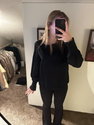 Svart blus ifrån vila  - Super fin svart blus ifrån vila i strl xs/s 