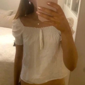 Vit blus/topp H&M - Söt blus/topp från H&M som jag inte använder längre❣️