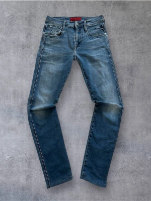 Blåa Replay Anbass Jeans  - Klassiska Replay Anbass jeans i blå tvätt. Jeansen är i mycket bra skick och sparsamt använda. Anbass är slim fit!  Storlek: W28/L34 (normal i storleken) Skick: Mycket bra skick! Några små slitningar/fade men som passar väldigt bra 🤝 Färg: Blå Märke: Replay Modell: Anbass  Hör gärna av dig vid frågor så svarar jag så fort jag kan! 😁  #slim #grisch #herr #jeans