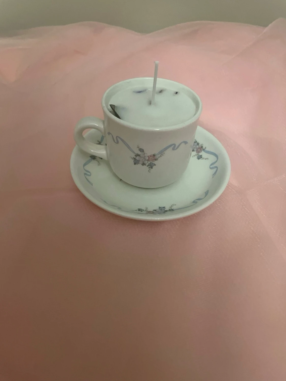 Doftljus av vaniljdoft i en vit tekopp med blommor och blåa streck nr 3