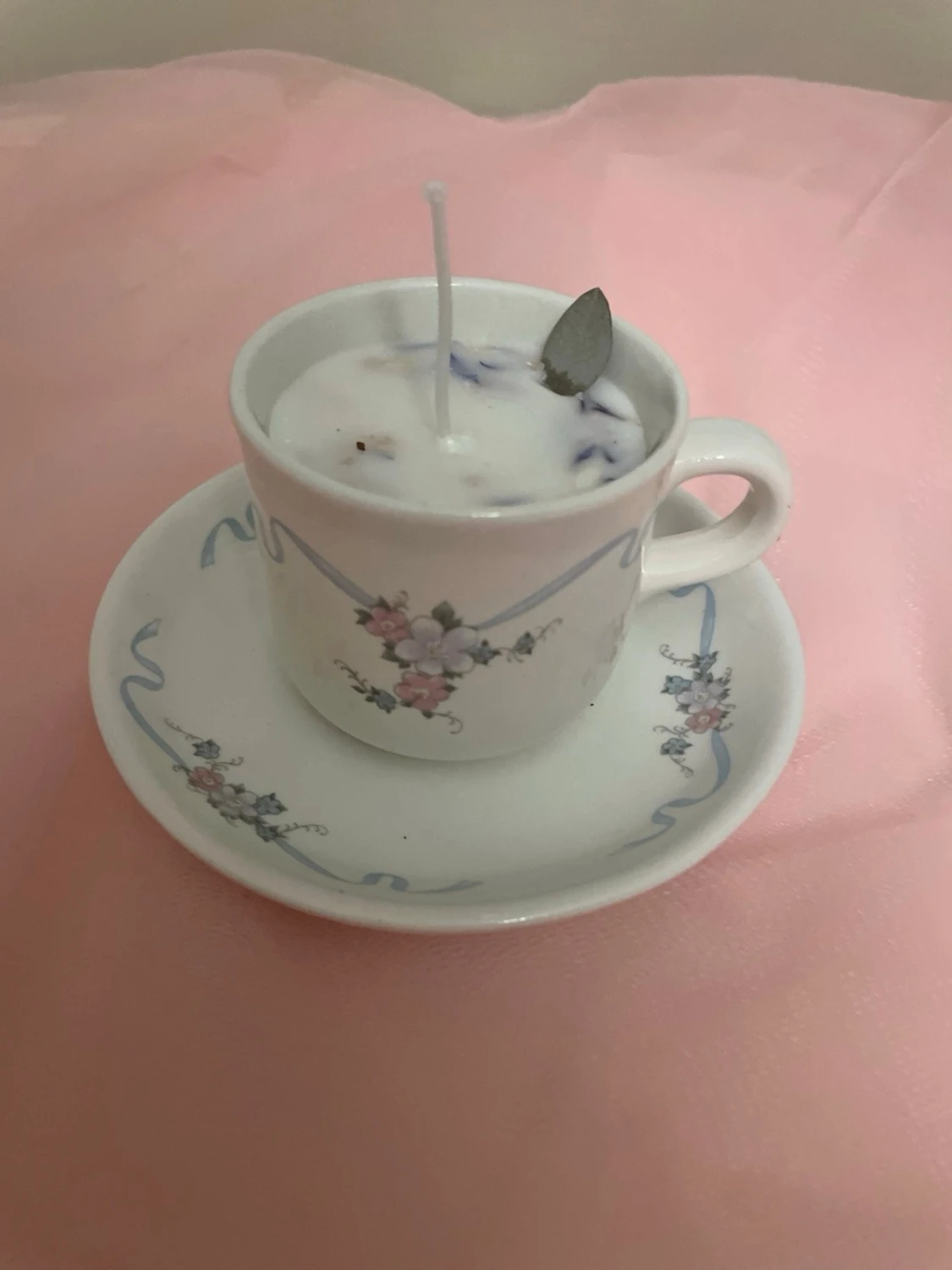 Doftljus av vaniljdoft i en vit tekopp med blommor och blåa streck nr 5 - 2