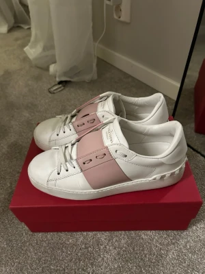 Rosa valentino skor - Tryck ej på köp nu!! Intressekoll på mina snygga rosa valentino skor i super bra skick! Hör av er vid frågor❤️