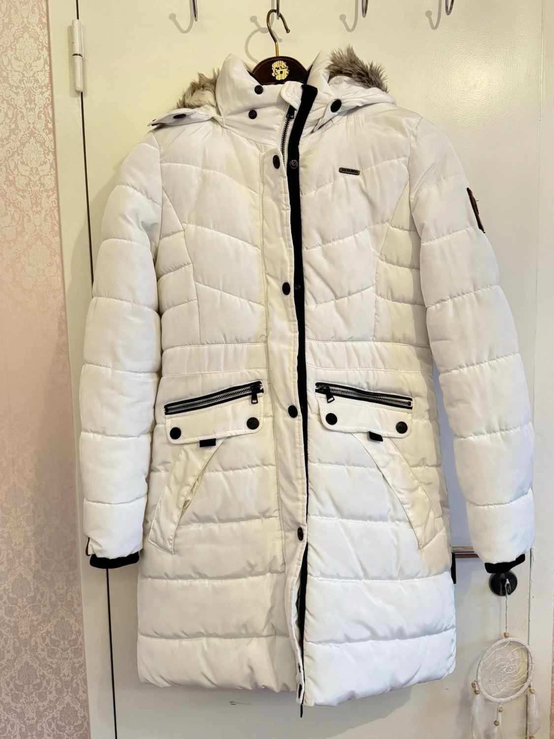 Vit lång vinterjacka med fuskpäls – varm & stilren i storlek small från Zalando - 3