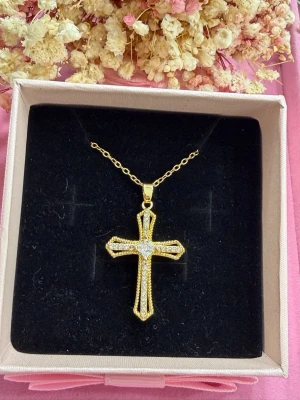 18k guldpläterat kors halsband  - Väldigt fint kors i rostfritt stål, pläterat med 18k guld. Superfina detaljer med gnistrande zirkonstenar ✨ hur fint som helst! Passar perfekt som födelsedagspresent eller om du vill unna dig något extra fint. 😍