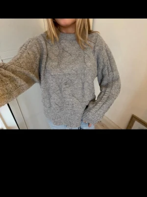 Grå stickad tröja - Söt grå stickad tröja från Gina tricot! Mysig nu på vintern men passar även bra till sommarn💕💕