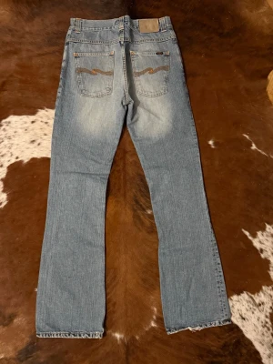 Vintage Nudie LowFlareGlenn - Tjena! Säljer dessa vintage Nudie LowFlareGlenn, jeansen är i riktigt fint skick och är i storlek W31/L34, hör av dig vid funderingar!🙌