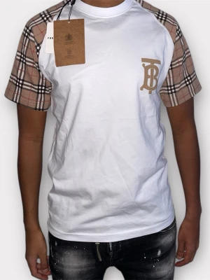 Burberry tshirt strl L - Helt ny. Fin replika med hög kvalitet. Storlek: EU | L Pris: 949kr. Först till kvarn. Skickas direkt inom 24h