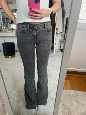 Grå bootcut jeans från Gina Tricot - Säljer ett par gråa bootcut jeans från Gina Tricot i storlek 34/XS. Jag säljer jeansen pga att de inte blivit använda på sistone, de är i bra skick förutom att de är lite upptrampade längst ner på jeansen men det är inte något som syns så jättemycket och som man tänker på💕💕