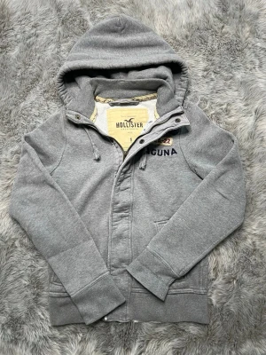 Hollister hoodie - Säljer denna sällsynta och mycket eftertraktade Hollister hoodie | Storlek S | Skick 9/10 | Vid eventuella frågor hör gärna av dig och erbjuder bra pris vid köp av bundle 😁✅