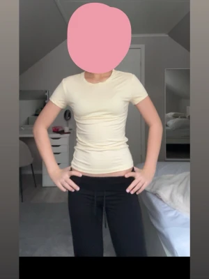 gul tajt tshirt - inga defeketer och nypris 159kr