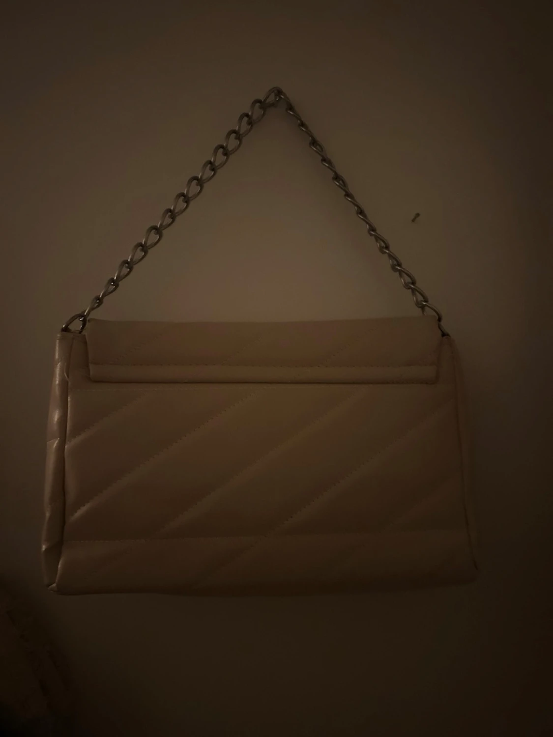 Beige quiltad axelväska med kedja - 1