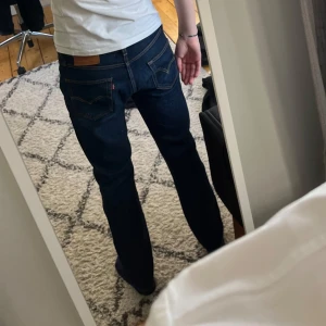 Blå levi’s 514 jeans - Säljer dessa riktigt schyssta jeans från levis i modellen 514! || Använd ett fåtal gånger! || Mycket bra skick! || Riktigt skön passform || Finns det några frågor är det bara att skriva!