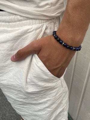 STENARMBAND 8mm - Mörkblå - Snyggt STENARMBAND från Montore. 8mm pärlor med metalldetaljer. Vid fler frågor eller funderingar, hör av dig!