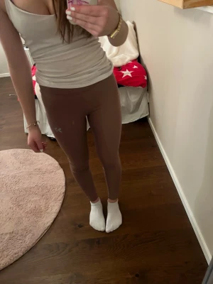 Bruna leggings från lager 157 med snörning innanför midjan - Säljer ett par bruna leggings från lager 157 som har en  snörning innanför i midjan. De är tighta och har en enkel design och perfekta för träning eller chill. Materialet är stretchigt och känns mjukt mot huden. Och det är inget tecken på användning utan det är väldigt bra skick. Man kanske tycker att XS låter litet som träningsbyxor men för mig som oftast använder S så sitter dem bra, liksom inte för tajt men ändå så som vanliga träningsbyxor liksom.