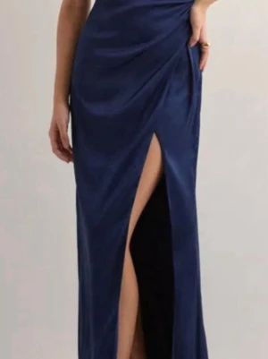 Blå balklänning - Använd en gång! Jag är 168 och den gick ner i marken! Men det tyckte jag var fint! Klänningen är från Nelly och är slutsåld i strl 32-28! Denna är i storlek 34, jag har ofta xs/s och den satt bra på mig! Har inga bra bilder när jag har på mig den, men du kan kolla min TikTok: f.ilippsgustavsson om du vill se hur den ser ut på! Nypris 799(de säljer ut stora storlekar billigt nu men som sagt är strl 32-38 slutsålda)! Skriv om du har frågor, priset kan absolut diskuteras 