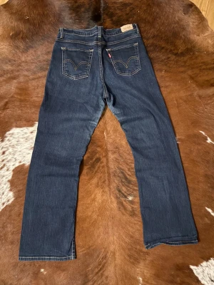 Levis 512 bootcut - Tjena! Säljer dessa Levis 512 bootcut, jeansen är i fint skick och passar cirka W30/L32, hör av dig vid funderingar!🙌