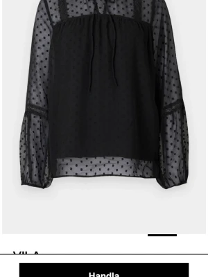  Prickig svart blus  - Säljer en supersöt prickig svart blus från Vila som inte kommer till användning❣️Använd några gånger men har inga tecken på det❣️Storlek: 36