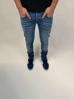 Dondup Jeans George  - Dondup Jeans George! Trendigaste jeansen på marknaden.  Ny pris= 4000 kr Säljs för= 799 kr 