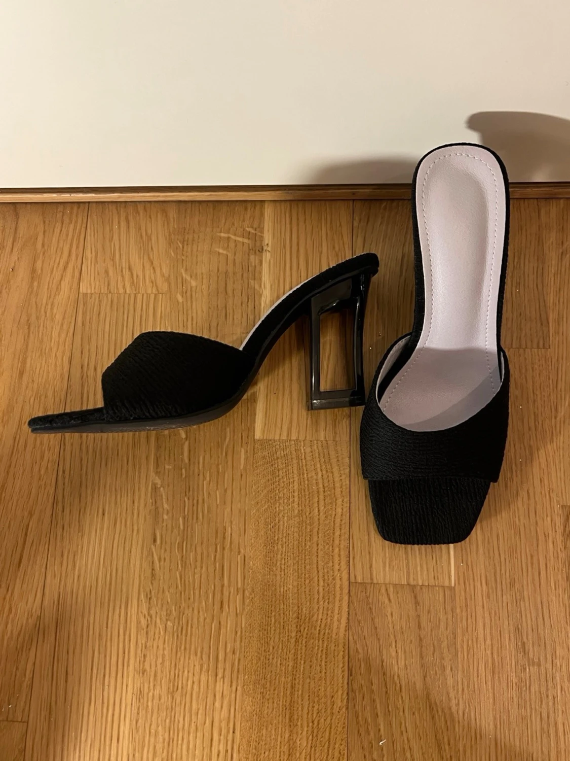 Svarta klackade sandaler med fyrkantig tå - 1