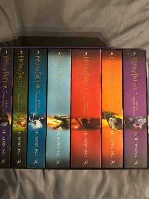 Harry Potter book set  - Alla 7 böcker av Harry Potter bokserien på Engelska. Har läst första boken och lite av andra boken, allt annat är orört. Köpte för 700kr. J.K Rowling Harry Potter The Complete Collection. 