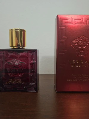 Versace Eros Flame EdP 50ml - Versace Eros Flame Eau de Parfum. Strax halvfull så gissar på 22-23 ml kvar. Full presentation.