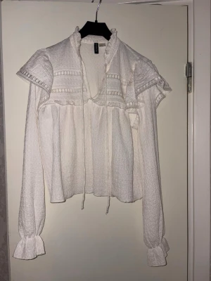 Blus från H&M - En fin blus från H&M i storlek Xs använd en gång på julafton. Jättefin topp 