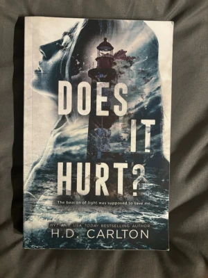 Does it hurt?  - Köpte denna bok någon månad sen, säljer för att jag trodde inte den skulle vara så extrem när det gäller Dark Romance. Köpte för 200kr. Gillar du Dark Romance så kommer du verkligen tycka om denna! Boken är på Engelska!!