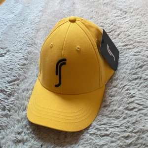 RS keps  - En helt ny gul RS tenniskeps. Ordinarie pris 299kr ifrån deras hemsida. Skriv ifall du har frågor!