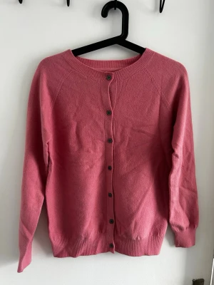 Stickad kofta  - Stickad kofta, klassisk passform. Mjuk och bekväm, knäppning framtill. Oanvänd, i mycket gott skick. Inga fläckar eller hål. Storlek: [XS]. Från rök- och djurfritt hem. Önskas fler bilder kan jag lösa det, kom gärna med eget bud :) 