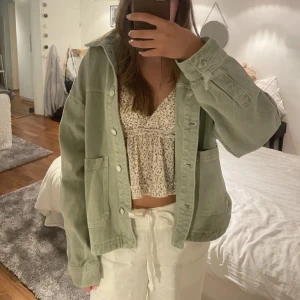 Grön Zara jacka - En snygg jacka från Zara som är i jättebra bra skick. Jackan är knappt använd. Plagget är i storlek xs men passar även större storlekar då den är oversized. Pris kan även diskuteras.❤️