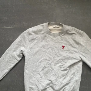 Ami Paris tröja  - Nypris 2500 , jag släpper den för 1400, Storlek M , använd 1-2 gånger så är som ny . Finns i centrala Falun eller så kan jag skicka den .