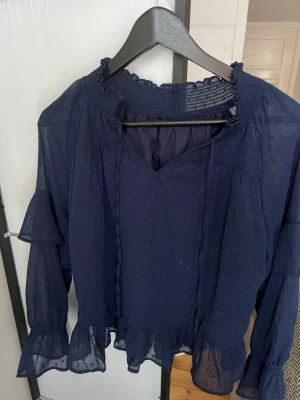 Blå blus - tyvärr ingen lapp kvar men väldigt fin och festlig topp
