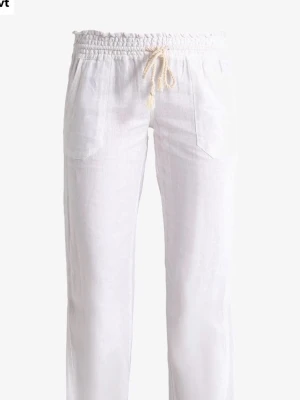 Vita roxy linnebyxor  - Säljer ett par vita lågmidjade linnebyxor från roxy💓Byxorna är använda typ 3 gånger och har inga fläckar eller defekter💓Jag är en S men byxorna är liten M i storleken, de är tajta i midjan och lite lösare i benen på mig, jag är 170 och de är perfekta i längden💓Har tvättat de en gång och dem krympte inte. Ser fortfarande ut som nya