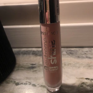 Essence Extreme Shine Lipgloss 105 - Essence Extreme Shine Volume Lipgloss i färgen 105 Flower Blossom. Ger en glansig finish med volymeffekt. Färgen är en mjuk nude/rosa ton och formulan är krämig utan att kännas klibbig. Kommer i en genomskinlig tub med silvrigt lock och applikator.