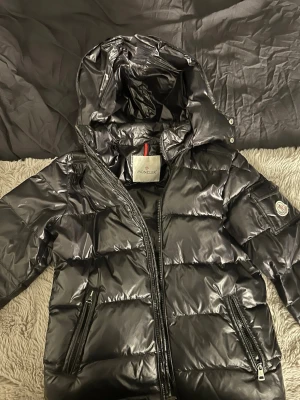 Moncler Maya jacka💓 - Säljer nu min moncler Maya jacka till bra pris. Perfekt till vår och vinter. Unisex modell men använd som dam jacka. Inga defekter i storlek 14. /S