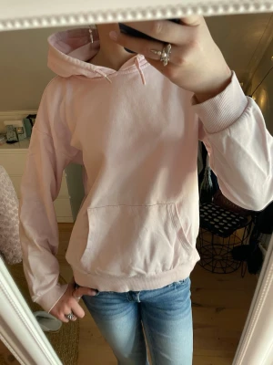 Rosa hoodie  - Jättefin rosa hoodie från Gina Tricot. Jag säljer den då den inte kommer till användning. Inga defekter förutom att en plast bit på det ena snöret lossnat!🩷