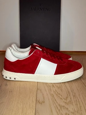 Valentino flycrew - Valentino flycrew i storlek 43, de är HELT NYA som man ser på bilderna därför inga defekter. De kommer med låda dustbags samt papper, vid frågor är det bara att höra av er🙌