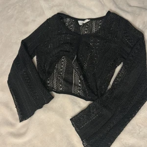 Spets kofta - Säljer en as cool svart spets kofta i unikt mönster som passar till vilka tillfällen som helst- ett måste i din garderob! Spicear upp varje outfit! I strl 146/152 vilket motsvarar en XXS! Aldrig använd.