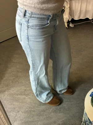 Low wide jeans - Säljer ett par ljusblå jeans i ”low wide” modellen från Gina. Byxorna är i fint skick och super sköna och snygg passform!!💓