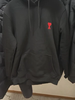 Ami Paris hoodie - Den är storlek large kan passa large och M, säljer för att jag inte använder den. Pris kan diskuteras perfekt nu under kallt väder🤩