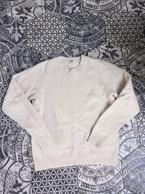 Uniqlo - Stickad Tröja - En skön ljusbeige stickad tröja från Uniqlo! | Mycket fint skick! Ytterst nopprig endast! | Krympt i tvätten och passar mer XS! | Längd: 58 cm Bredd: 45 cm | Vid frågor eller funderingar finns jag i DM! 📩 Mvh CVB Closet