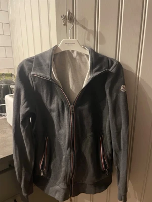 Moncler kofta  - Gammal Moncler kofta, Har krympt väldigt mycket i tvätten och passar därför S-XS. Skicka 8/10. Vid mer frågor tveka inte att höra av er!🙌