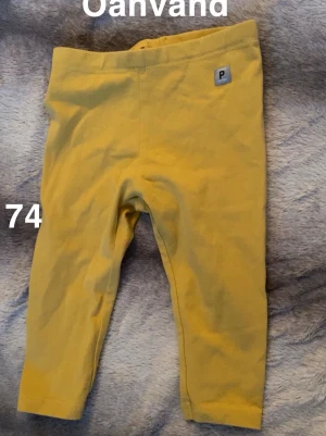 Gula leggings från Polarn O. Pyret - Snygga gula leggings från Polarn O. Pyret. Perfekta för dig som gillar färg och vill ha något bekvämt och enkelt att matcha med andra plagg. Klassisk passform och stretchig midja för extra komfort.🌸 Oanvända. Storlek 74