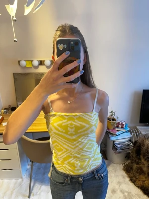 Gul mönstrad tubtopp - Jättesöt och somrig tubtopp med dubbelvikning upptill. Perfekt till sommaren💛🤍 